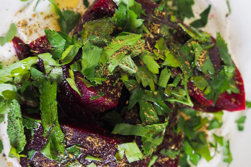 Salade de betteraves et herbes fraîches