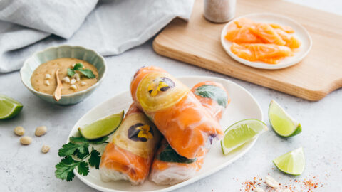 Rouleaux de printemps au saumon cru