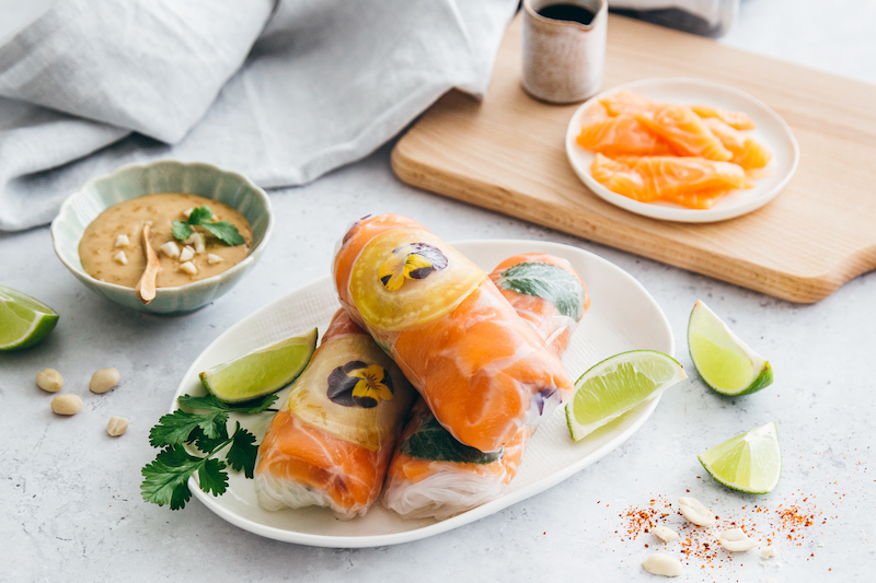 Rouleaux de printemps au saumon cru