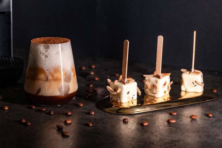 Café frappé et sucette de guimauve