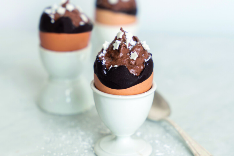 Oeufs garnis à la mousse chocolat