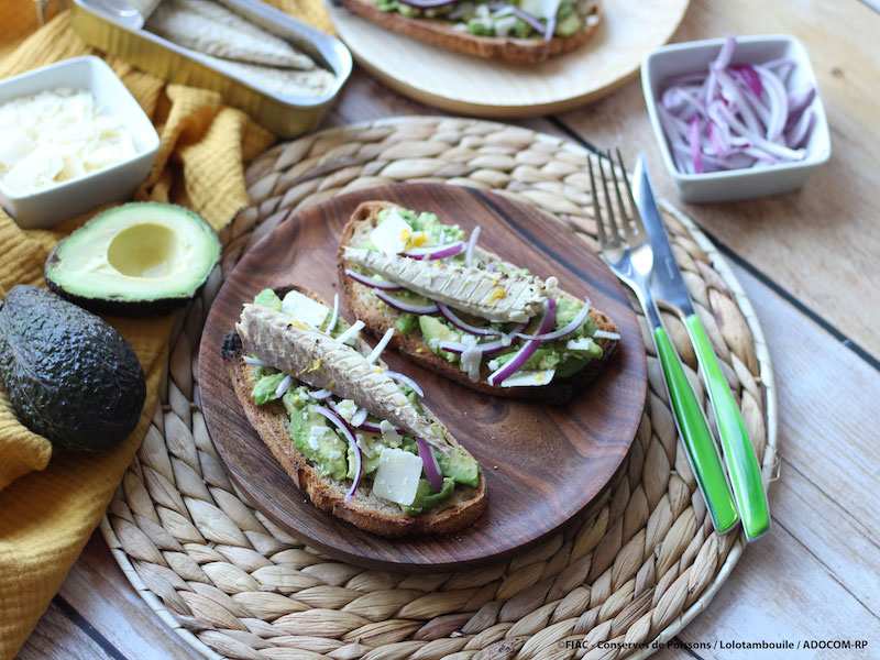 recette de Avocado toasts aux maquereaux