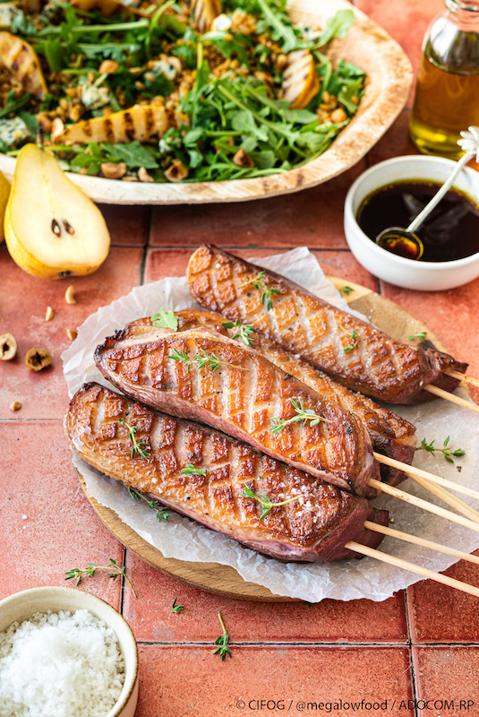 recette de Brochettes de magret et salade de poires grillées