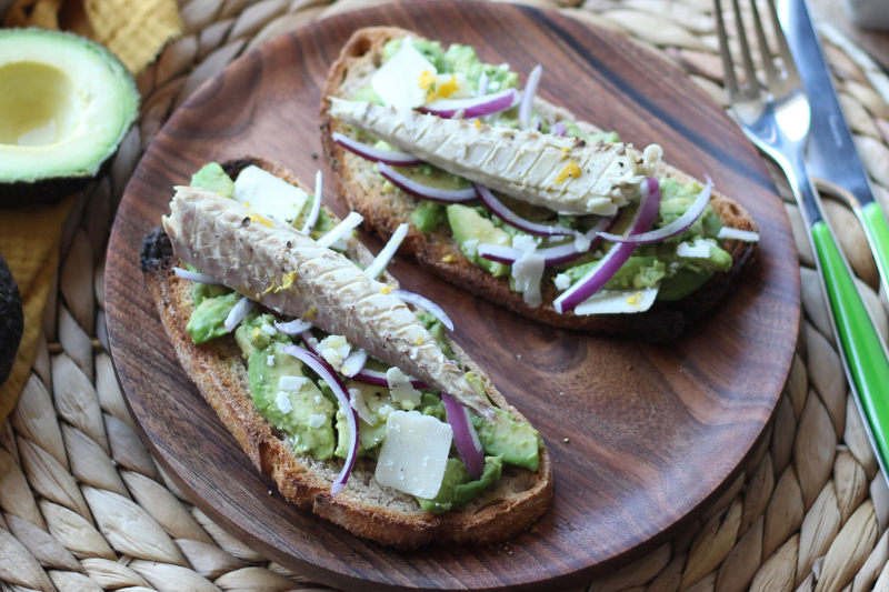 Avocado toasts aux maquereaux