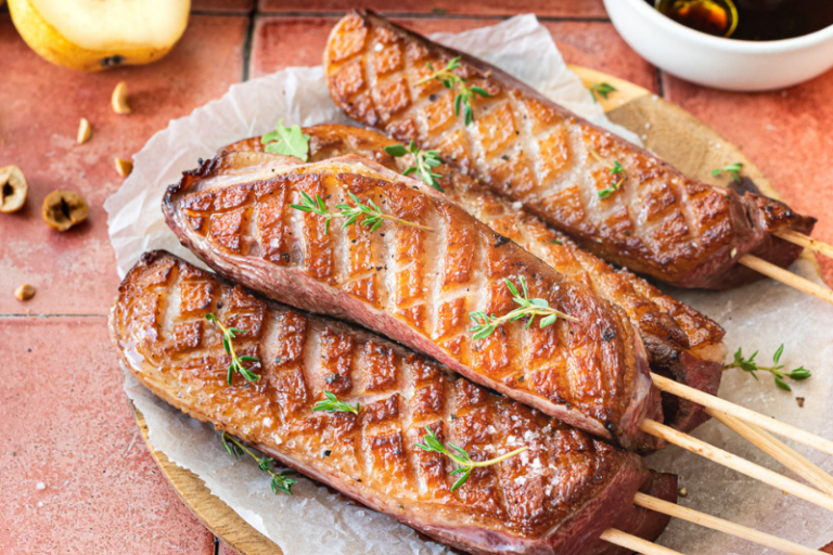 Brochettes de magret et salade de poires grillées