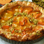 Tarte rustique aux kakis et aux pistaches