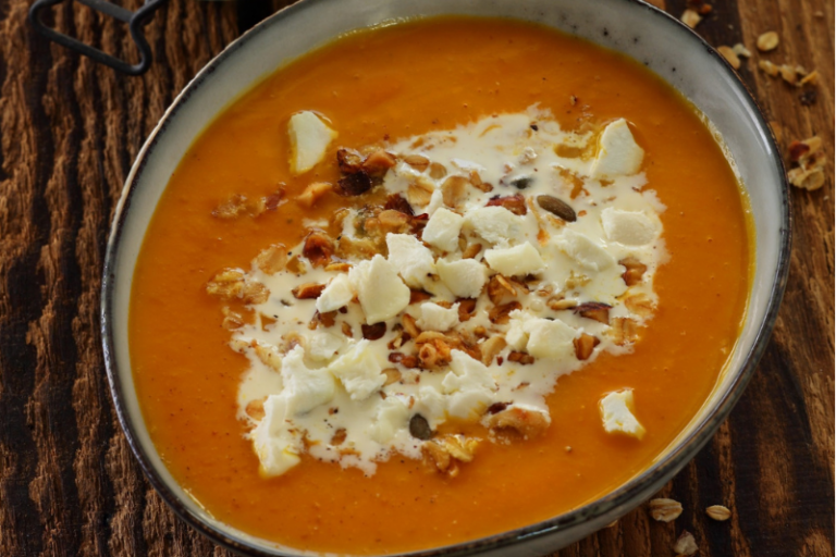 Granola sur soupe de potiron et carottes