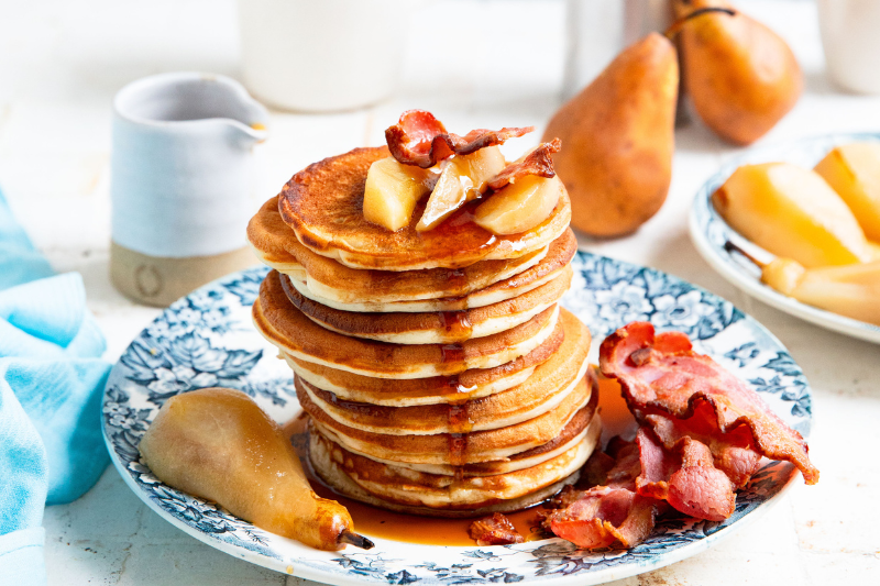 Pancakes au bacon fumé et poires