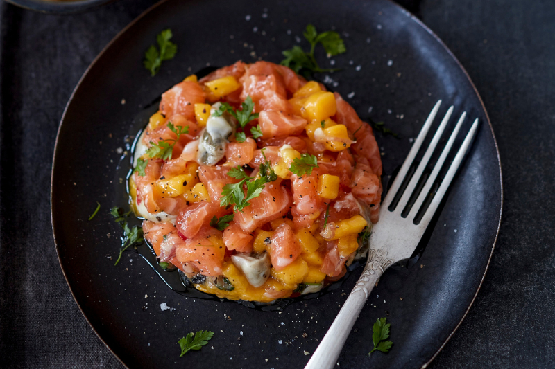 Tartare de saumon cru aux huîtres