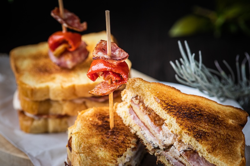 Club sandwich de saucisse de Morteau