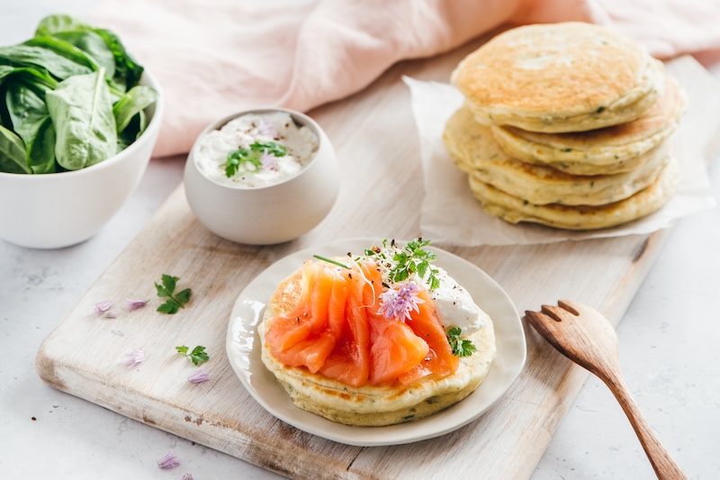 Pancakes aux herbes et saumon fumé