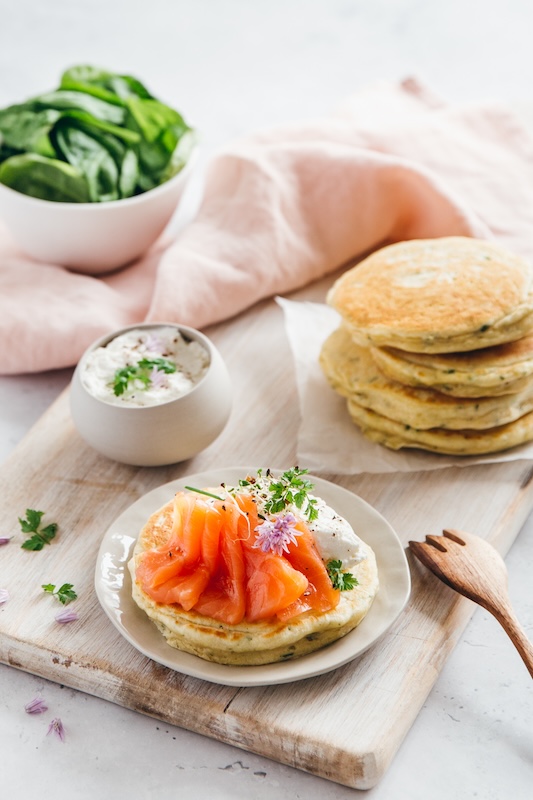 recette de Pancakes aux herbes et saumon fumé