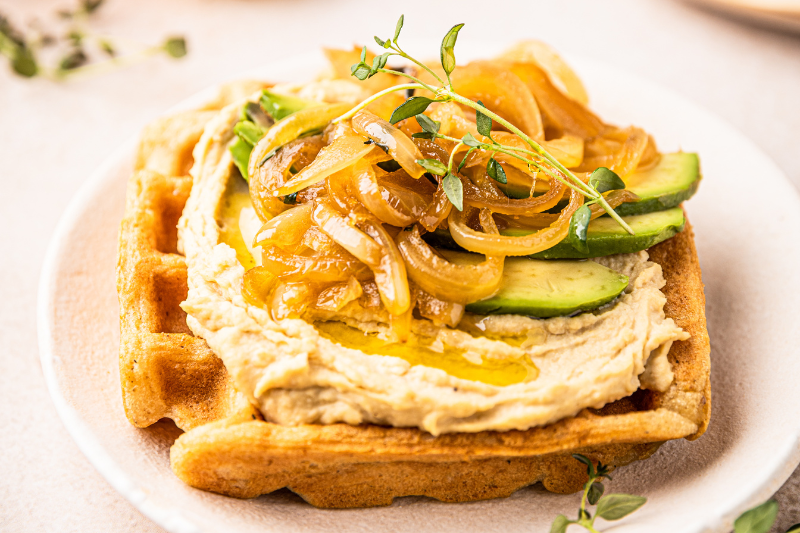 Gaufres à l’houmous et aux oignons Teriyaki