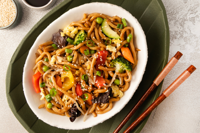 Wok de nouilles udon aux légumes