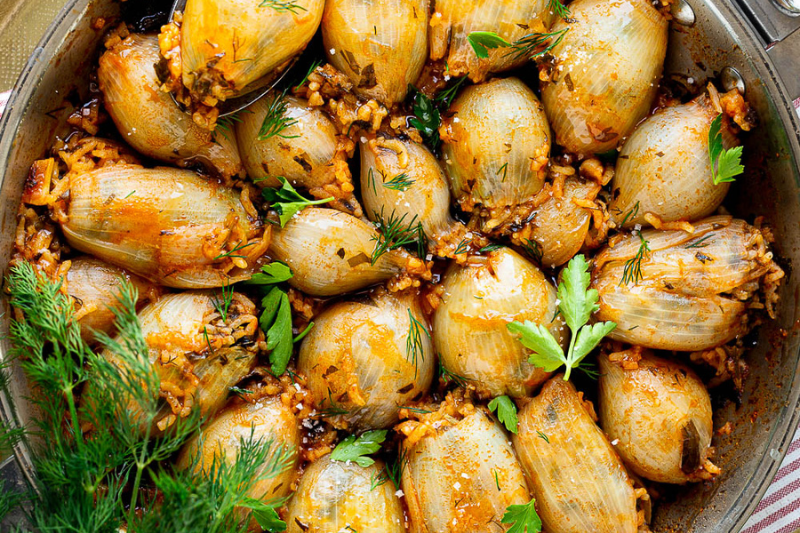 Oignons farcis au riz et aux herbes