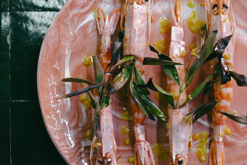 Gambas rôties en feuilles d’olivier