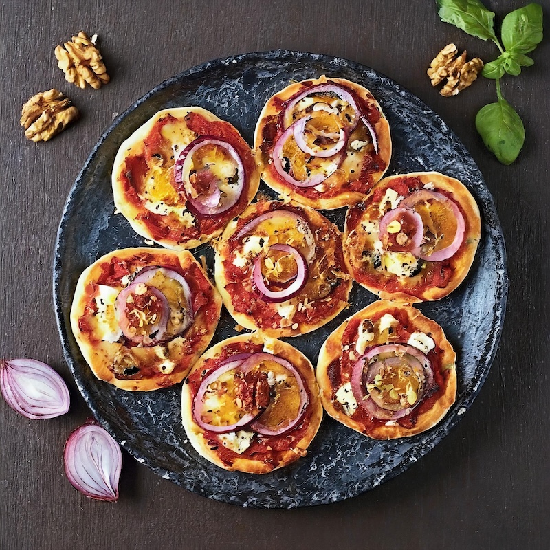 recette de Mini-pizzas aux oignons rouges