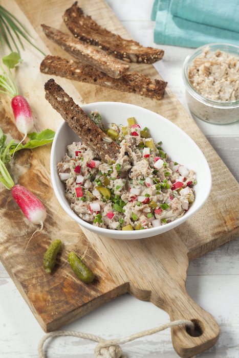 Rillettes aux fines herbes, aux cornichons et radis