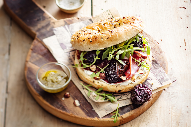 Bagels au boeuf séché et pruneaux