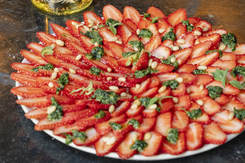 Carpaccio de fraises et pesto de verveine