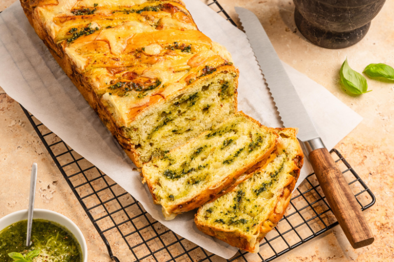 Brioche tressée pesto et Emmentaler