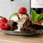 Fondant au chocolat aux framboises et crème
