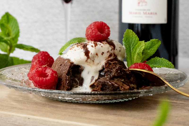 Fondant au chocolat aux framboises et crème