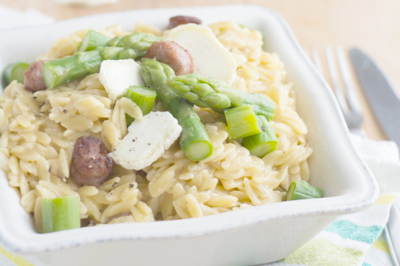 Orzotto d’asperges et chipolatas au Chavignol