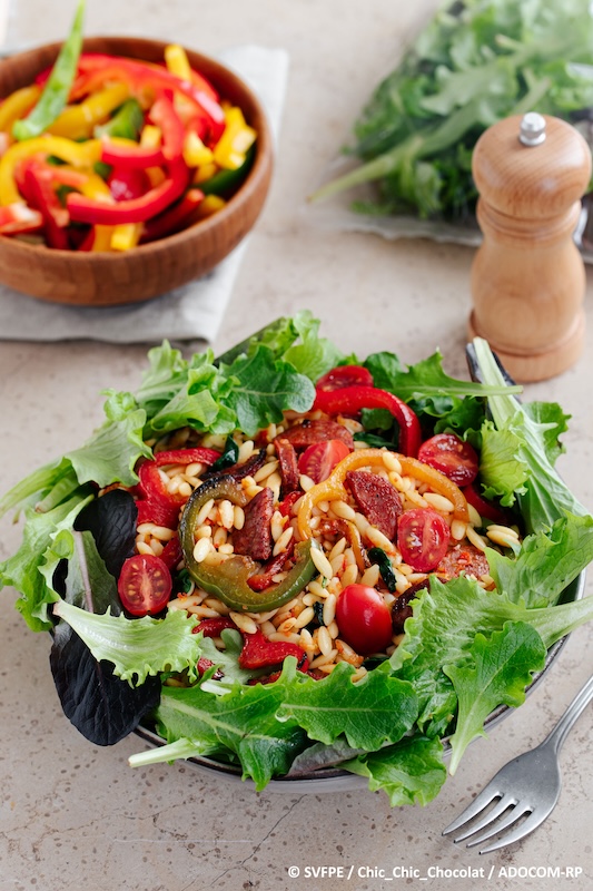 recette de Salade de mesclun à l’orzo et aux poivrons