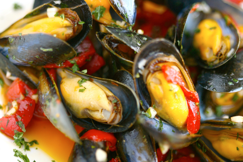 Moules à la plancha aux piquillos