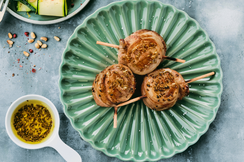 Roulades d’agneau marinées à l’ail