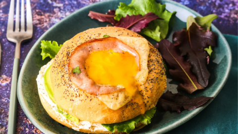 Bagel à l’oeuf coulant