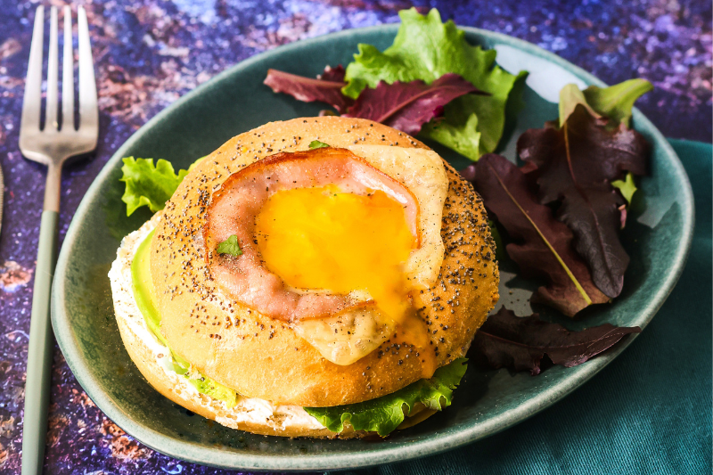 Bagel à l’oeuf coulant