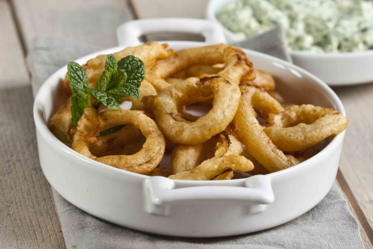 Onion rings et pesto à la menthe