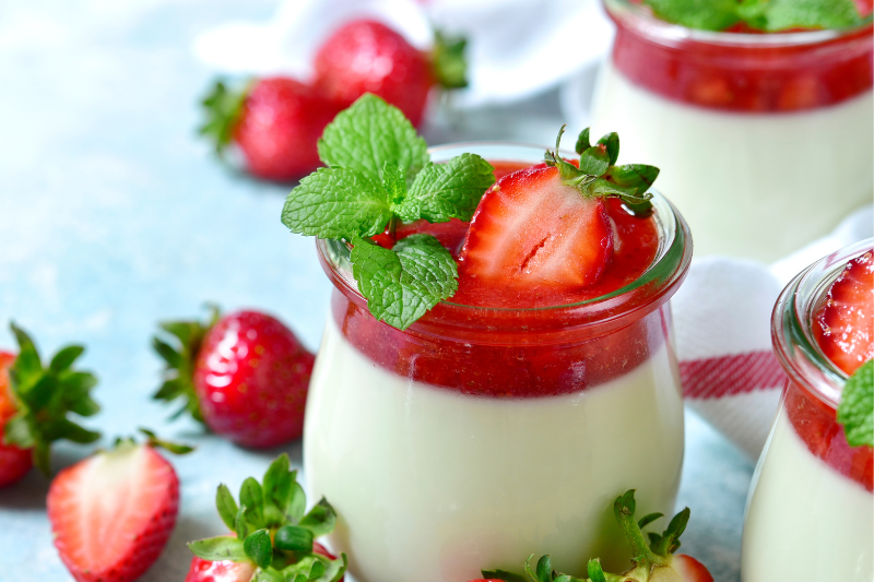 Pannacotta à la vanille et compotée de fraises