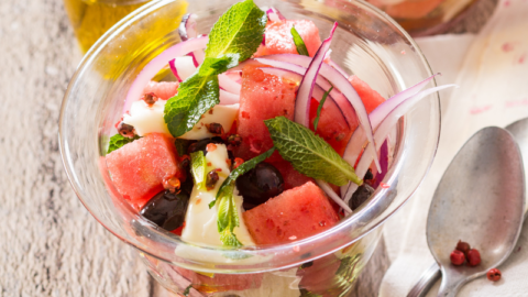 Salade de pastèque au Reblochon et oignons