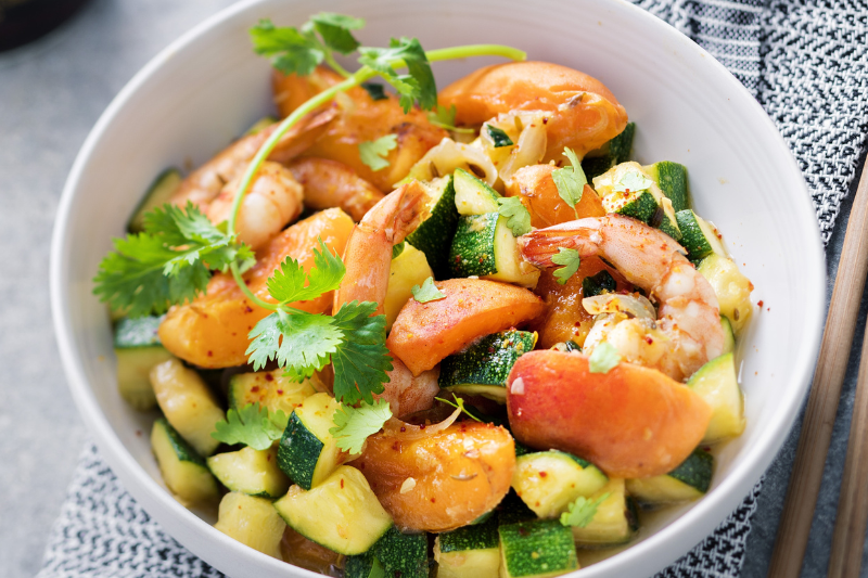 Wok de crevettes épicées aux abricots