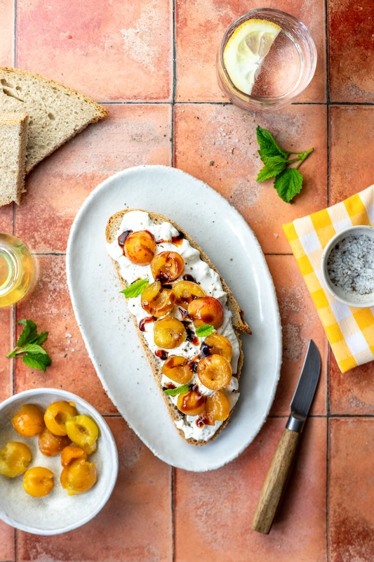 recette de Tartine de burrata et mirabelles de Lorraine