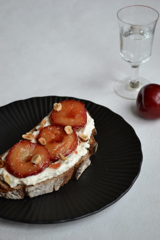 recette de Toasts aux prunes rôties