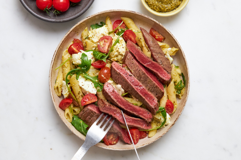 Bifteck et salade de pâtes à l’italienne