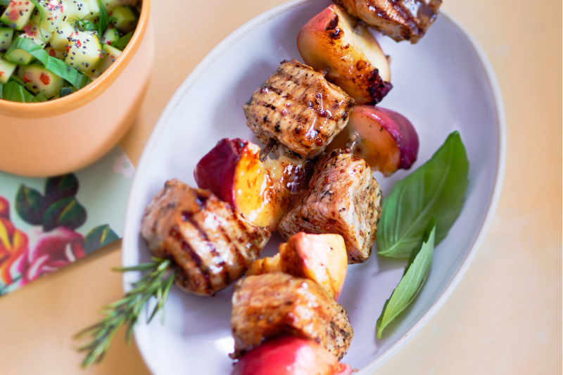 Brochettes de veau au miel et pêches