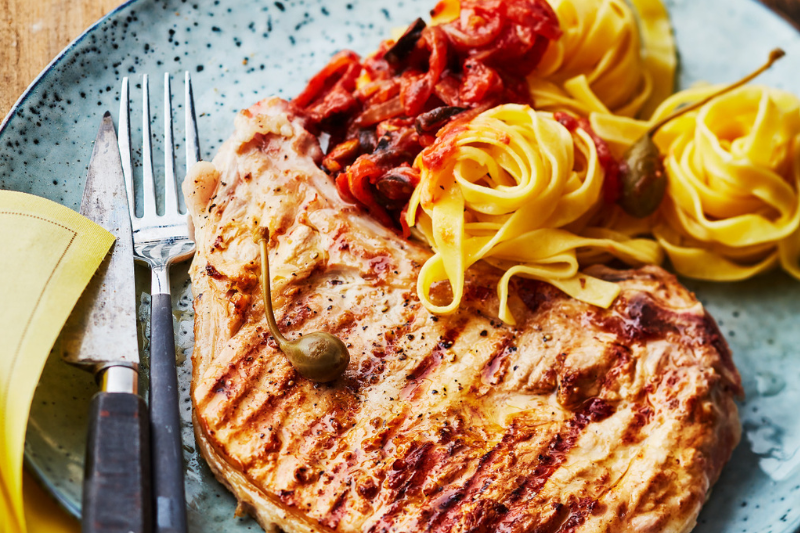 Grillades de veau et pâtes à la puttanesca