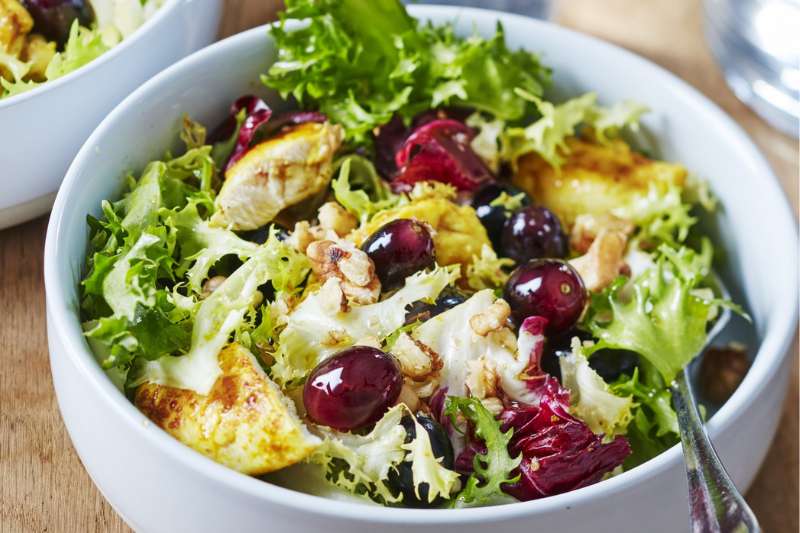 Salade de poulet épicé aux raisins