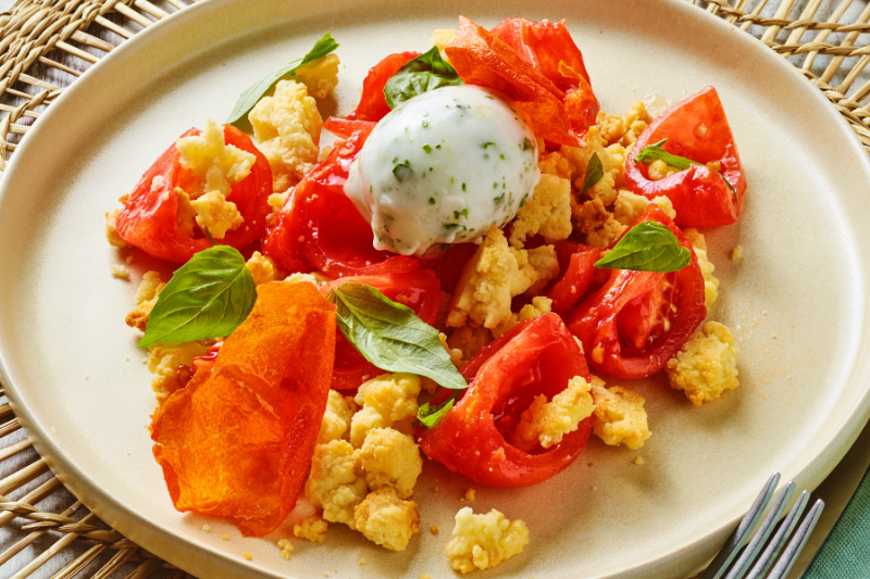 Salade de tomate crumble de Reblochon