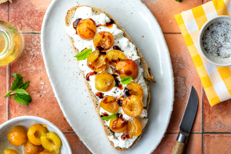 Tartine de burrata et mirabelles de Lorraine