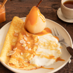 Crêpes au caramel et poire pochée