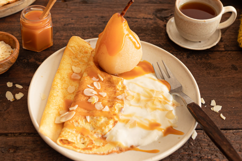 Crêpes au caramel et poire pochée