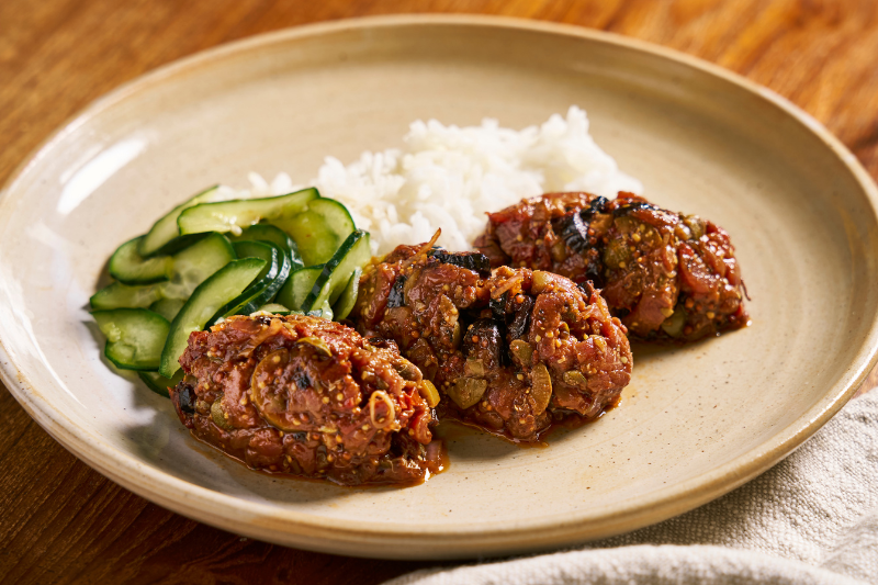 Tartare de bœuf et concombres marinés