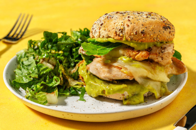 Burger de poulet et écrasé d’avocat