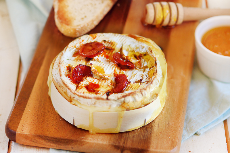 Camembert rôti au chorizo et au miel